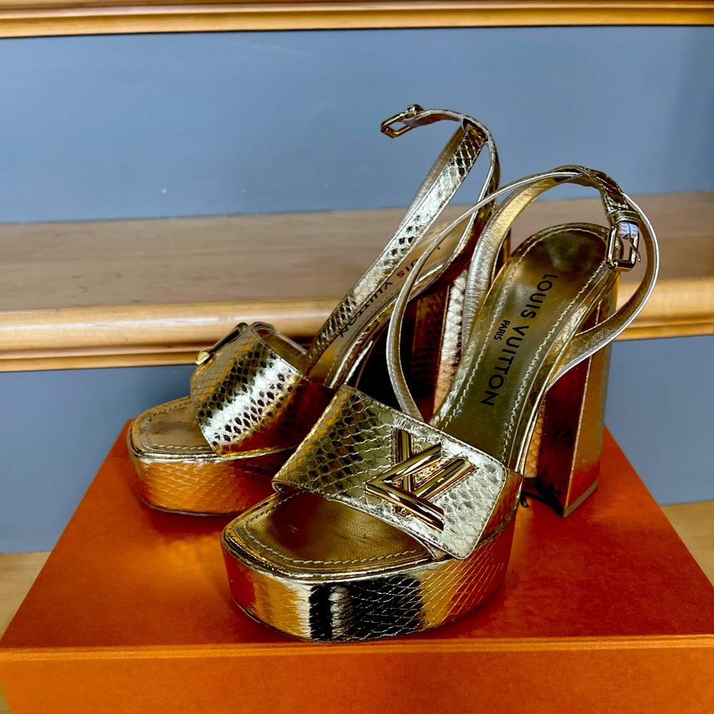 Shake platform sandals.